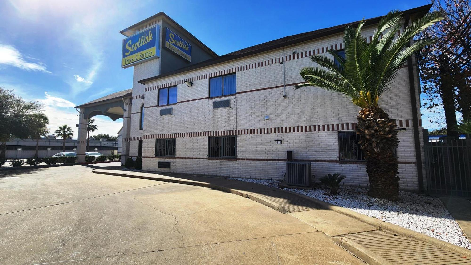 Scottish Inn & Suites Sam Houston Parkway Экстерьер фото